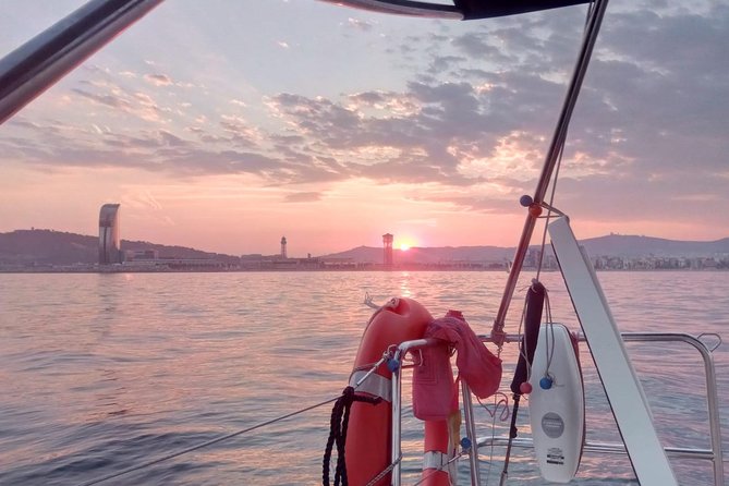 1h Refreshing Sailing Tour in Barcelona with Open Bar & Snacks - What the small group size really means