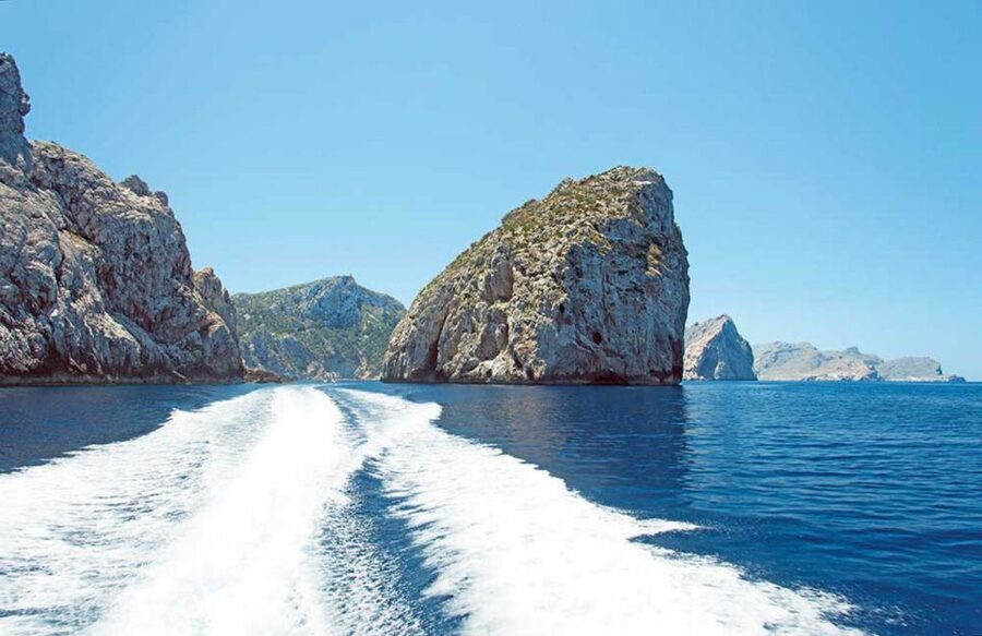 Alcudia: Boat Trip to Cap de Formentor and Formentor - Crowds, seating, and comfort aboard