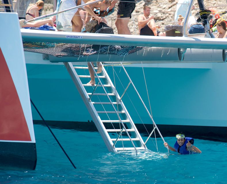 Alcudia: Sunset Catamaran Tour with Dinner and Snorkeling - The return to Alcudia under sail