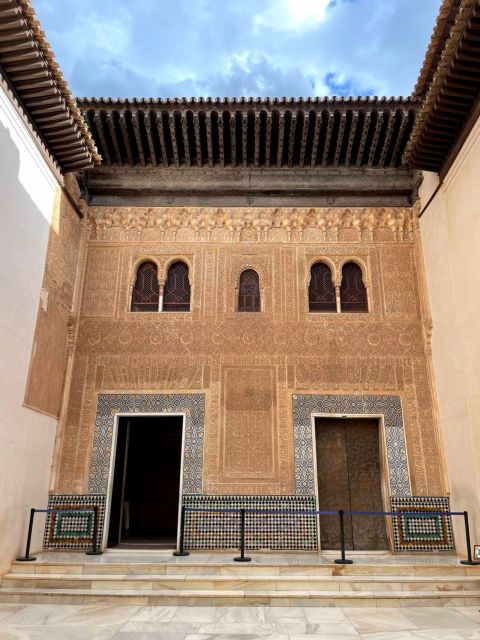 Alhambra and Nasrid Palaces Guided Tour with Tickets - Why the Alhambra needs more than a quick visit