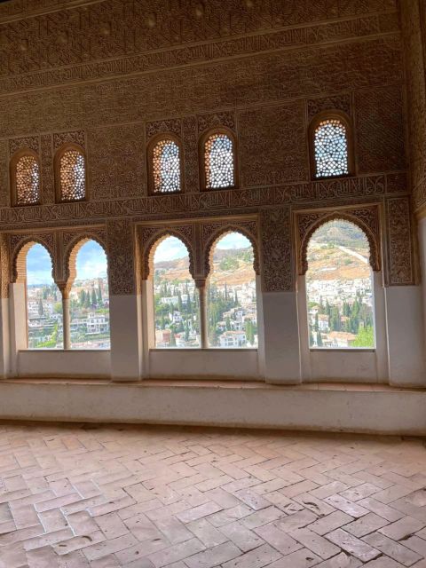 Alhambra and Nasrid Palaces Guided Tour with Tickets - A guide-led visit or exploring alone?