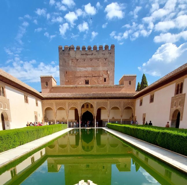 Alhambra and Nasrid Palaces Guided Tour with Tickets - Meeting your guide and getting started