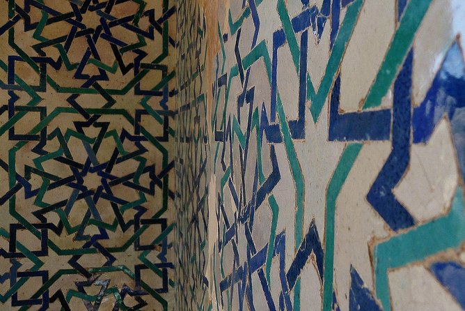 Alhambra &Charles Palace Guided Tour with Optional Nasrid Palaces - Price, value, and the cheaper surroundings option