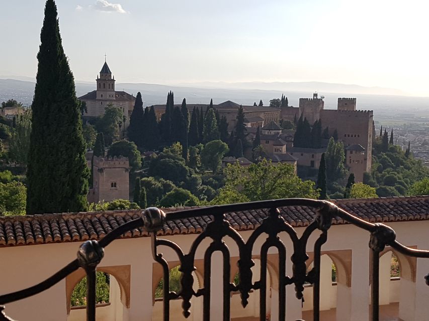 Alhambra: Generalife Gardens & Alcazaba Fast-Track Tour - Key points to know before you go