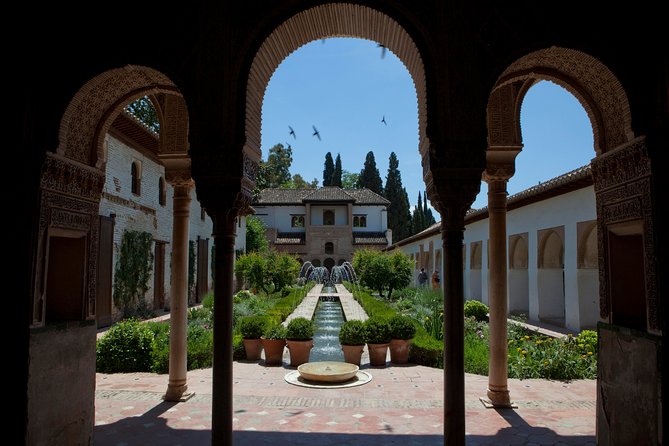 Alhambra: Small Group Tour with Local Guide & Admission - Palace of Charles V and the Christian chapter