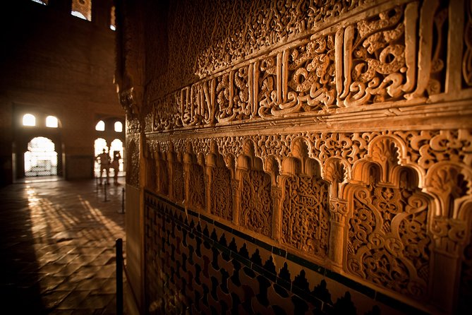 Alhambra: Small Group Tour with Local Guide & Admission - Generalife Gardens and the summer palace