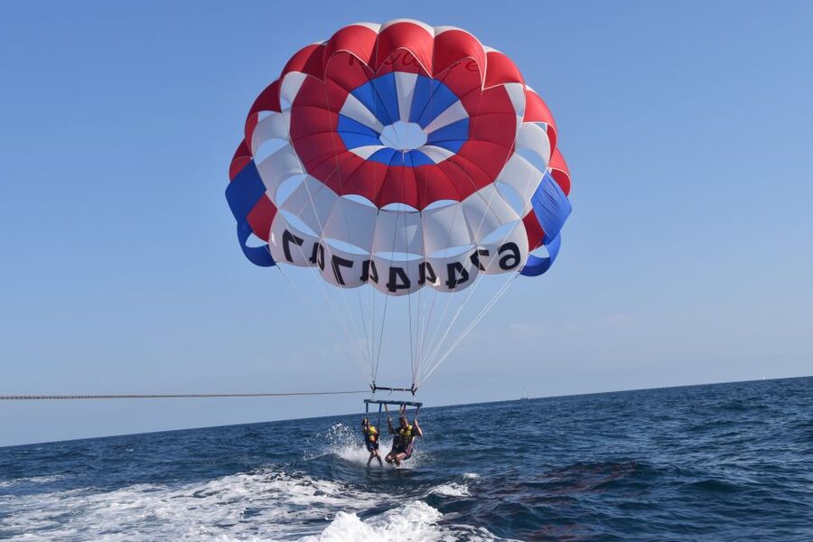 Alicante: Boat Trip and Parasailing Experience with Drink - How the staff affect the experience