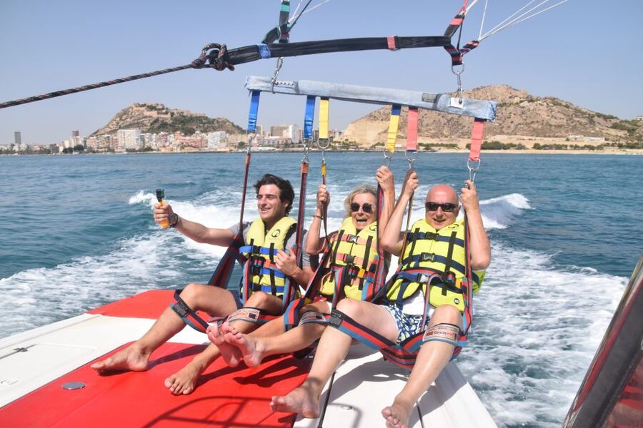 Alicante: Boat Trip and Parasailing Experience with Drink - Who should book this experience?