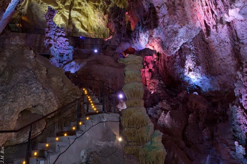 Alicante: Canelobre Caves & Busot Tour with Local Guide - Why the small group matters inside Canelobre Cave