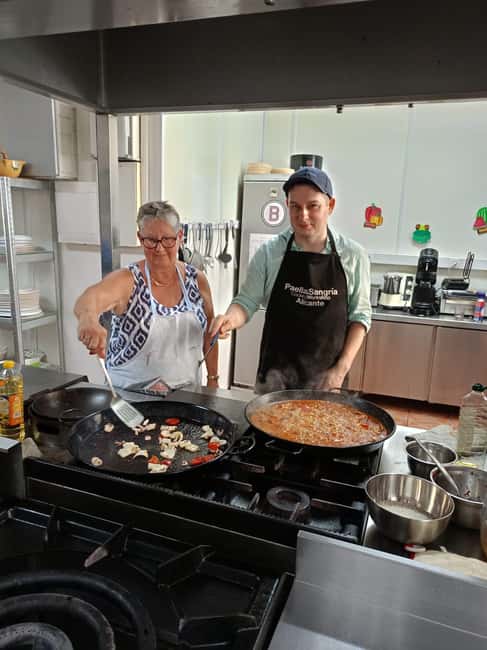 Alicante: Paella and Sangría Workshop with Market Visit - Preparing sangría and sampling Alicante tapas