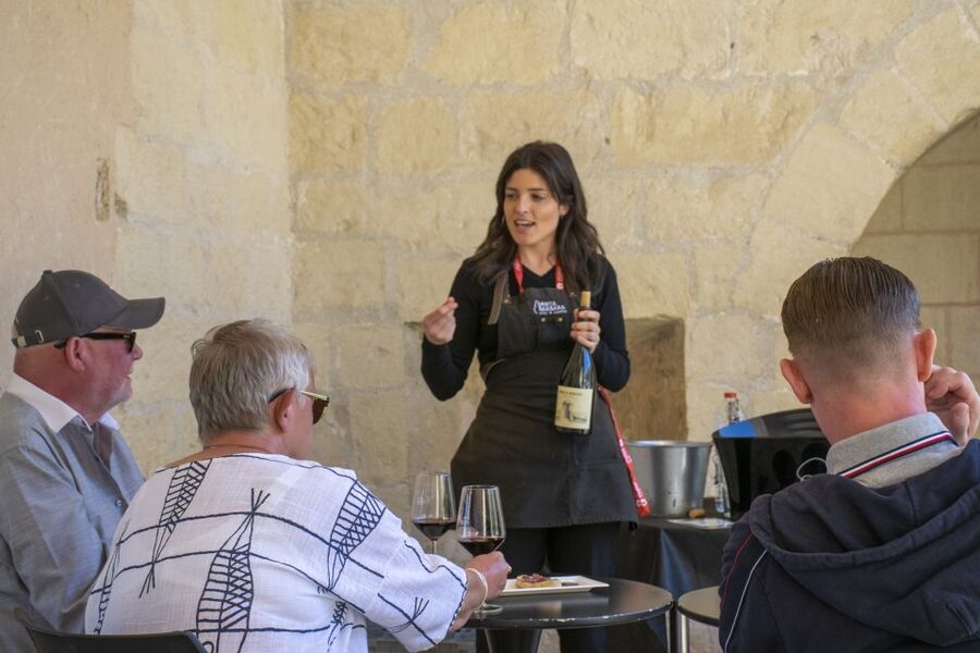 Alicante: Santa Bárbara Castle Wine Tasting with Cold Cuts - The first glass: an introduction to Alicante wine