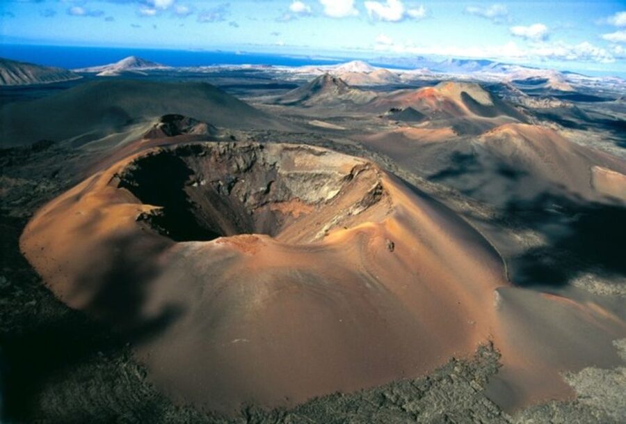 Arrecife/Playa Blanca: Timanfaya National Park Area Day Tour - El Golfo and Green Lake: short stops with strong views