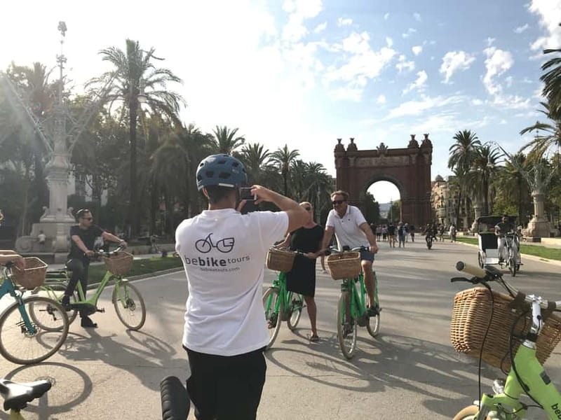 Barcelona: 1.5-Hour Sightseeing Tour by Bike/Electric Bike - Key points at a glance