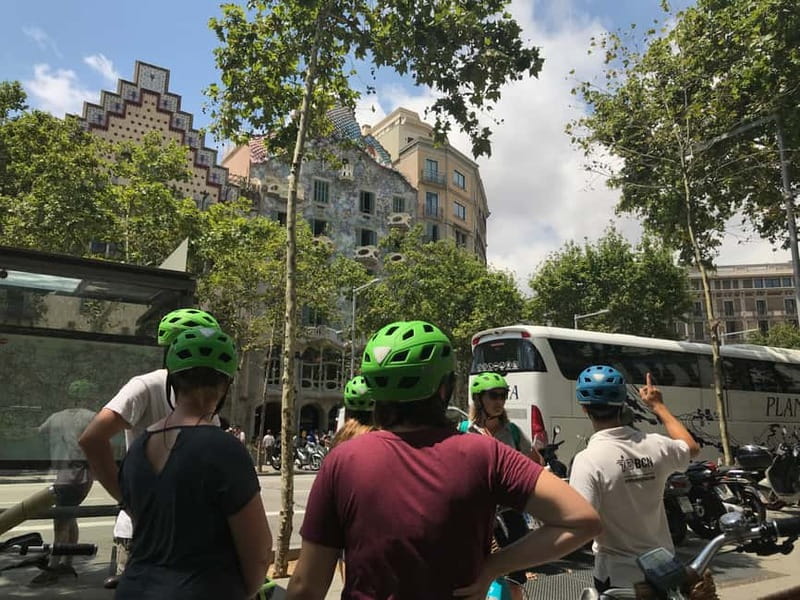 Barcelona: 1.5-Hour Sightseeing Tour by Bike/Electric Bike - La Boqueria and Las Ramblas