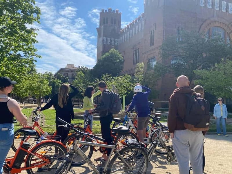 Barcelona: 1.5-Hour Sightseeing Tour by Bike/Electric Bike - Barceloneta and the waterfront