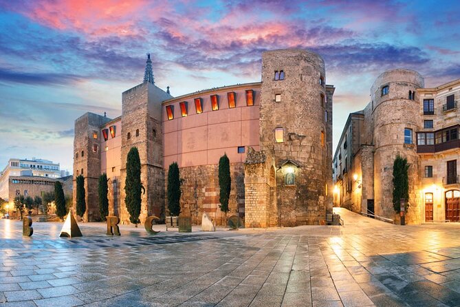 Barcelona 1.5h Private Old Town, Gothic & Ramblas Walking Tour - Placa Reial and the old town’s evening mood