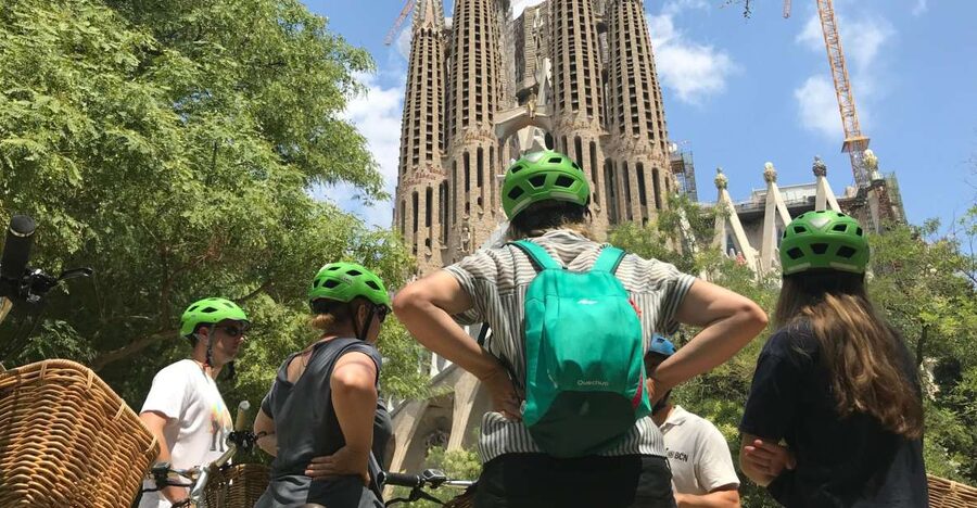 Barcelona: 2.5-Hour Bike or E-Bike Historical Tour - El Born, Mercat del Born, and Santa Maria del Mar