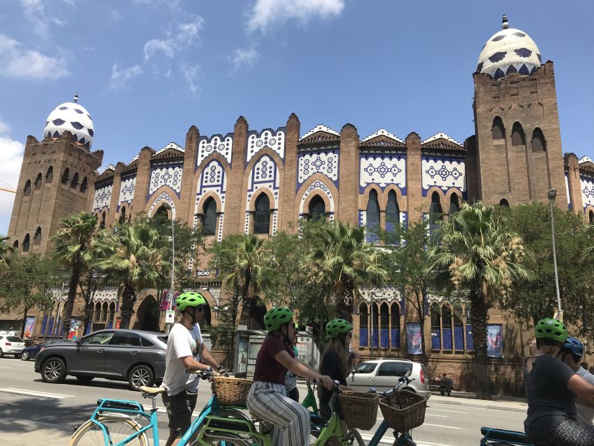 Barcelona: 2.5-Hour Bike or E-Bike Historical Tour - What the electric bike changes