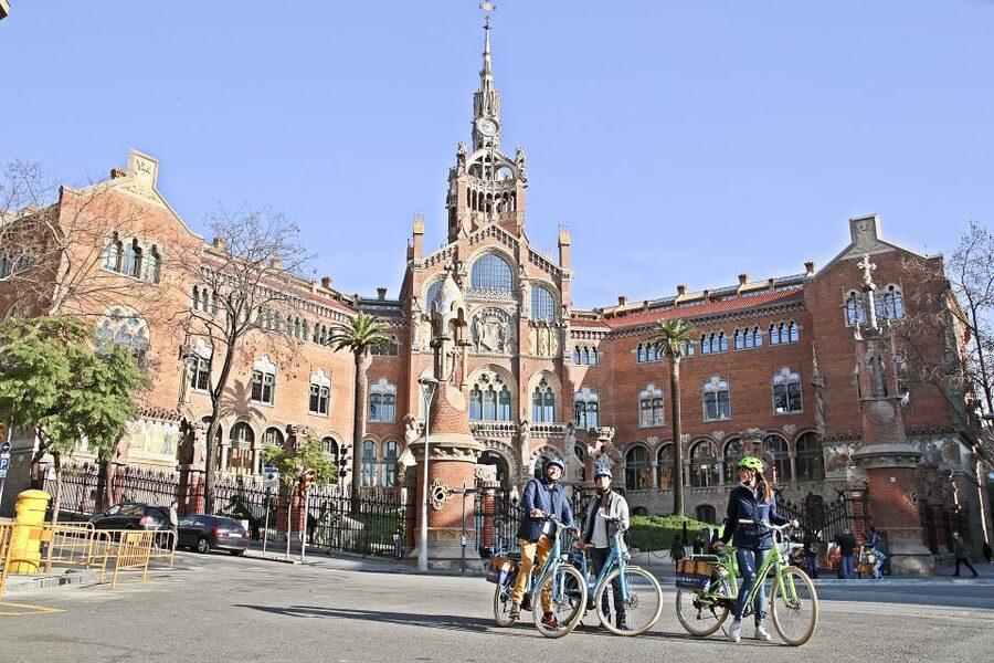 Barcelona: 2.5-Hour Bike or E-Bike Historical Tour - Parc de la Ciutadella and the first easy miles