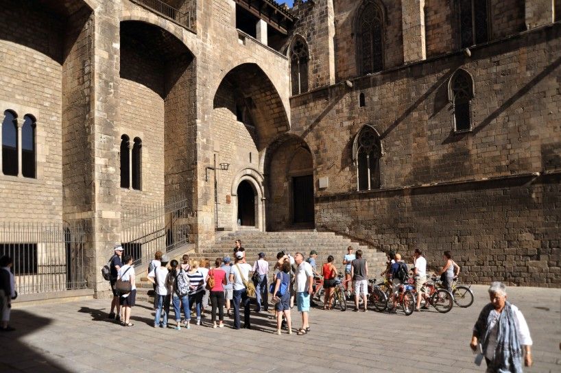 Barcelona 2-Hour Gothic Walking Tour - Plaça Sant Felip Neri and a sobering history