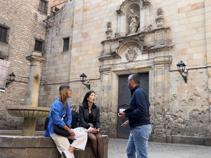 Barcelona: Barri Gotic Small Group Walking Tour - Guide style: history with a human voice