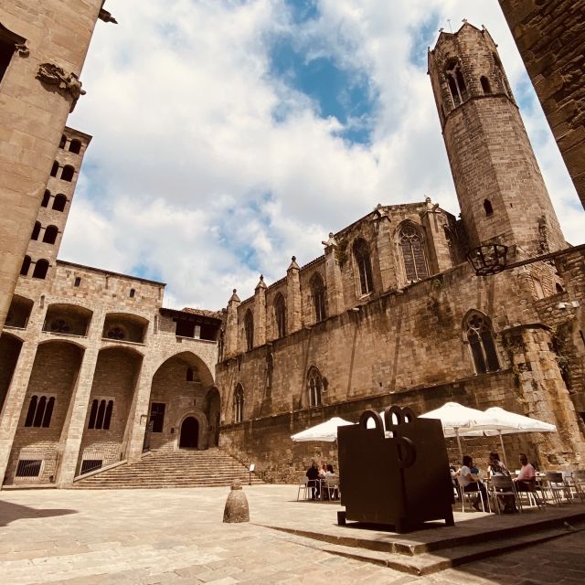 Barcelona: Barri Gotic Small Group Walking Tour - Starting at Plaça de Catalunya