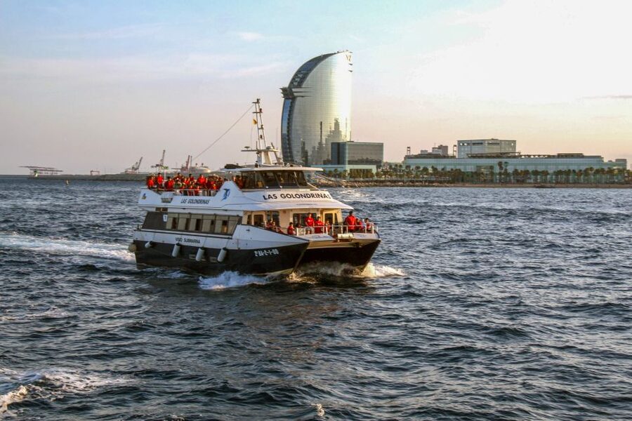 Barcelona: Boat Tour in Las Golondrinas - What families and casual sightseers will like