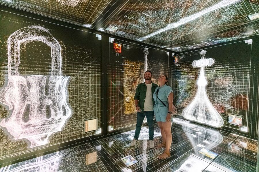 Barcelona: Casa Batlló Be The First Entry Ticket - The audio guide and virtual reality tablet