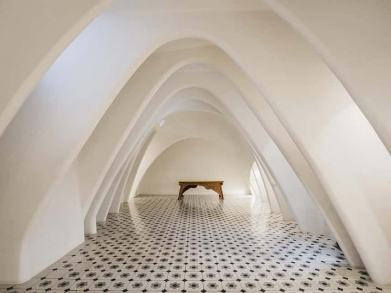 Barcelona: Casa Batlló Tour and Optional White Rabbit Museum - The Gaudí Cube Finale