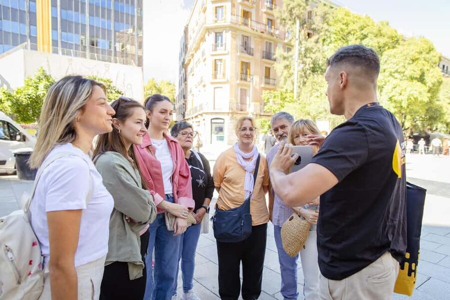 Barcelona: City Walking Tour with Local Guide - The Kiss of Freedom and small details worth noticing