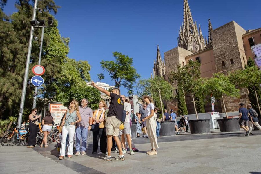 Barcelona: City Walking Tour with Local Guide - Starting with Barcino at Escultura Barcino