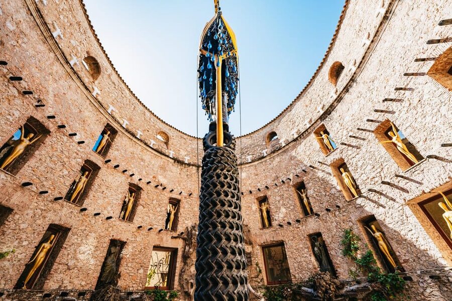 Barcelona: Dali Museum, House and Cadaques Guided Tour - What the guides add to the day
