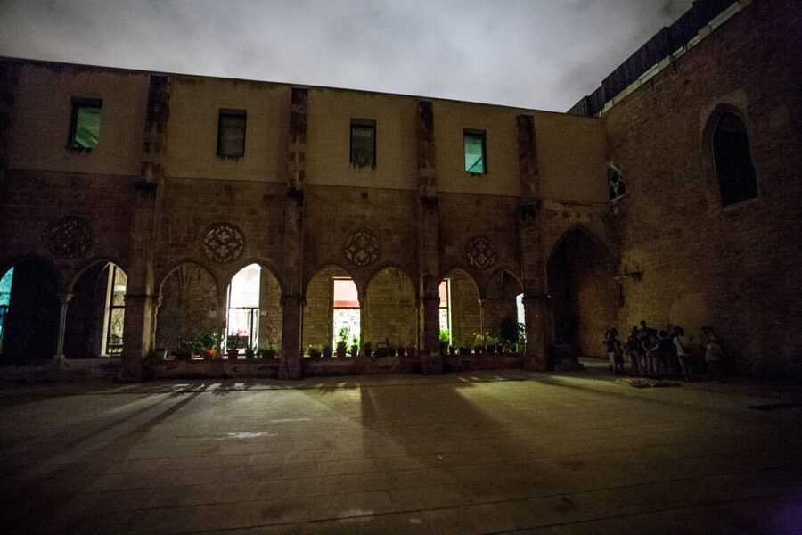Barcelona: Dark History Night Walking Tour - El Born and La Ribera: medieval streets with a darker meaning