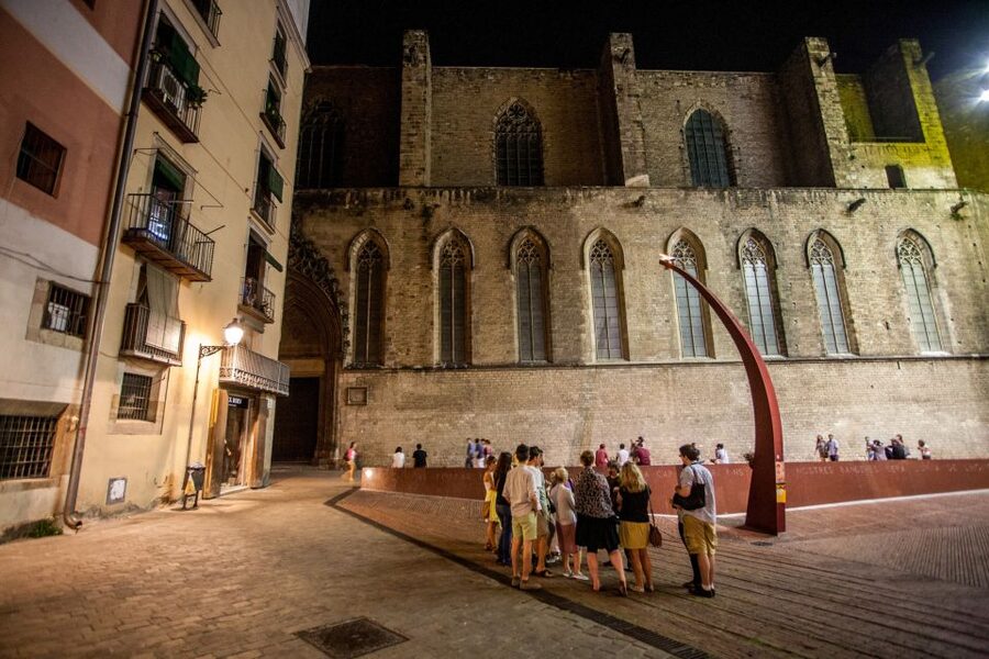 Barcelona: Dark History Night Walking Tour - Meeting beneath the Arc de Triomf