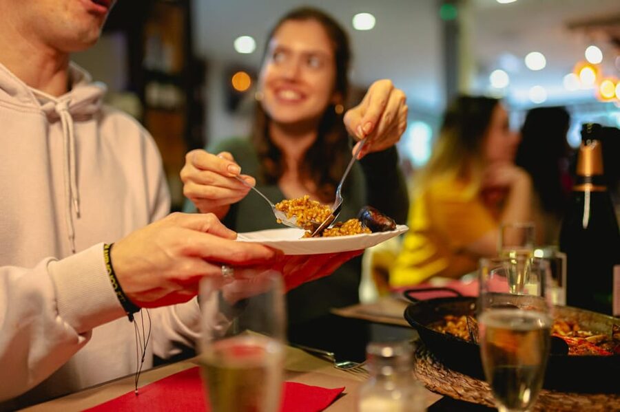 Barcelona: El Born Food Walking Tour with Tapas and Drinks - The practical rhythm of 2.5 hours