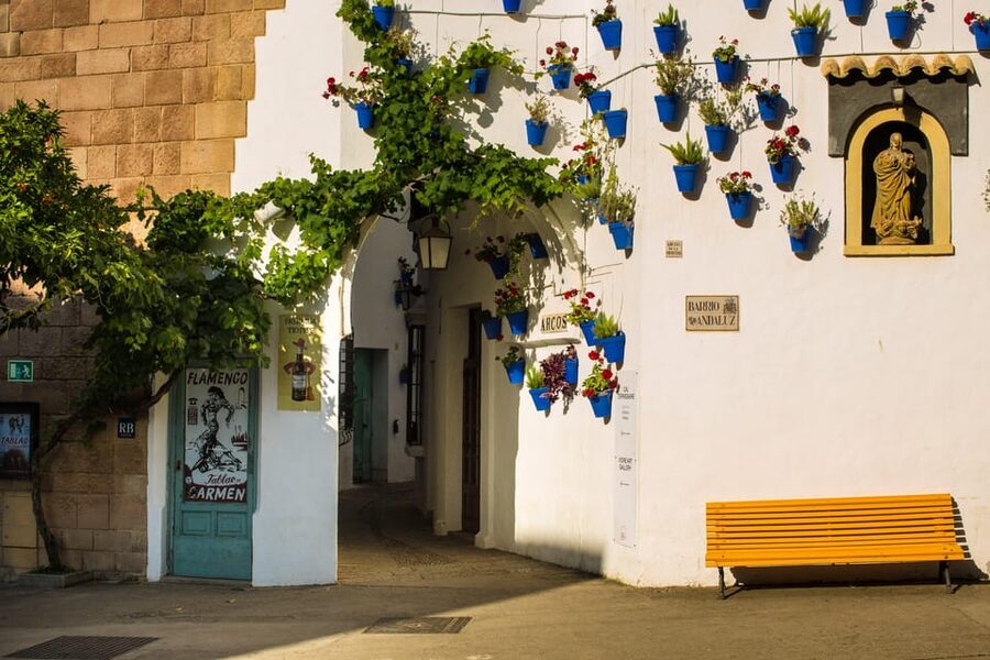 Barcelona: Flamenco Show with Dinner at Tablao de Carmen - Finding the two-tower entrance