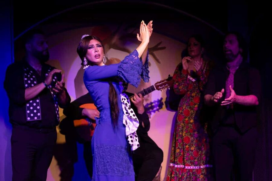 Barcelona: Flamenco Show with Drink at La Rambla - Traditional flamenco with room for new talent