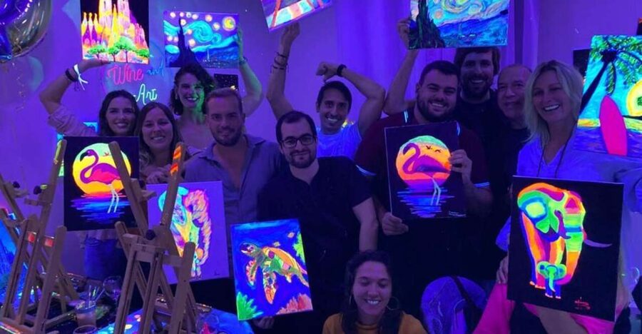 Barcelona: Fluorescent Paint and Wine Workshop - What happens during the two-hour Barcelona class