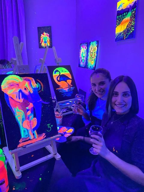Barcelona: Fluorescent Paint and Wine Workshop - Choosing the right time and paint