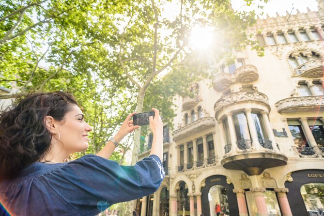 Barcelona Gaudi and Sagrada Familia Tour - La Pedrera and the story behind its strange shape