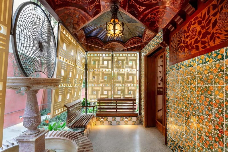 Barcelona: Gaudi's Casa Vicens Skip-the-Line Entrance Ticket - Arriving at Carrer de les Carolines