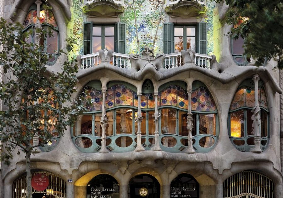 Barcelona: Go City All-Inclusive Pass with 45+ Attractions - Use the hop-on hop-off bus as a sightseeing tool