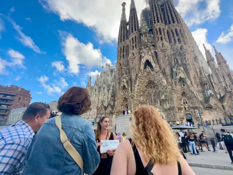 Barcelona: Gothic Quarter, Sagrada Familia & Park Güell Tour - The break between Gaudí sites