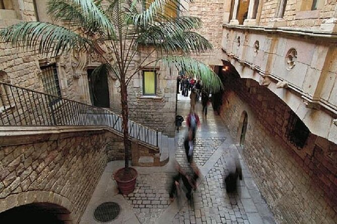 Barcelona Gothic Quarter Walking Tour - The guides: different styles, strong personalities