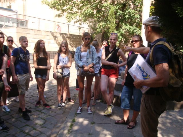 Barcelona: Gothic Quarter Walking Tour - What the guide adds