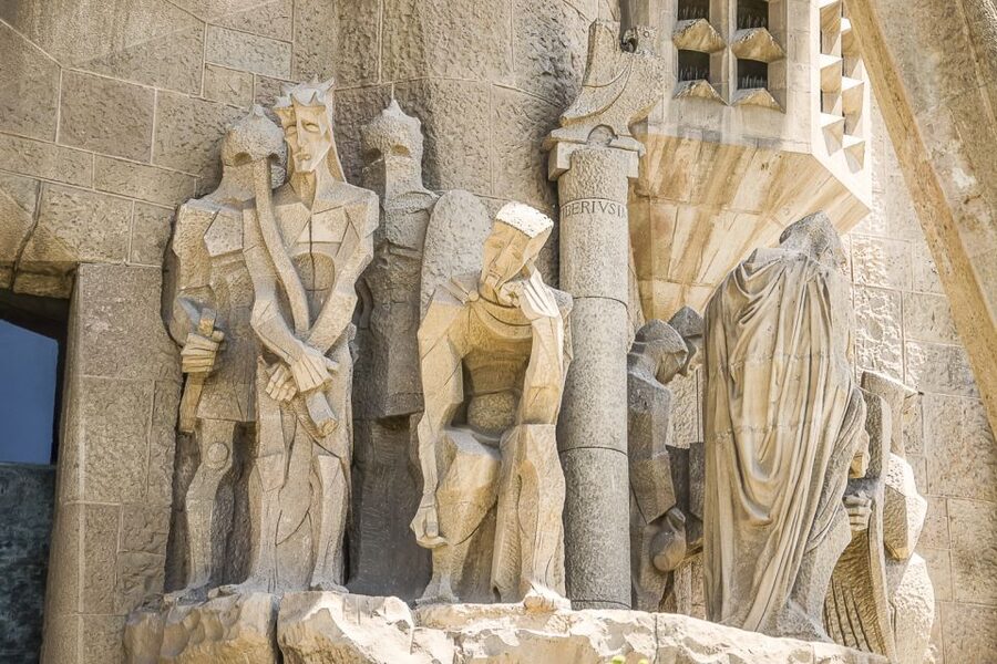 Barcelona: Guided Tour of Sagrada Familia - Meeting the guide outside the monument