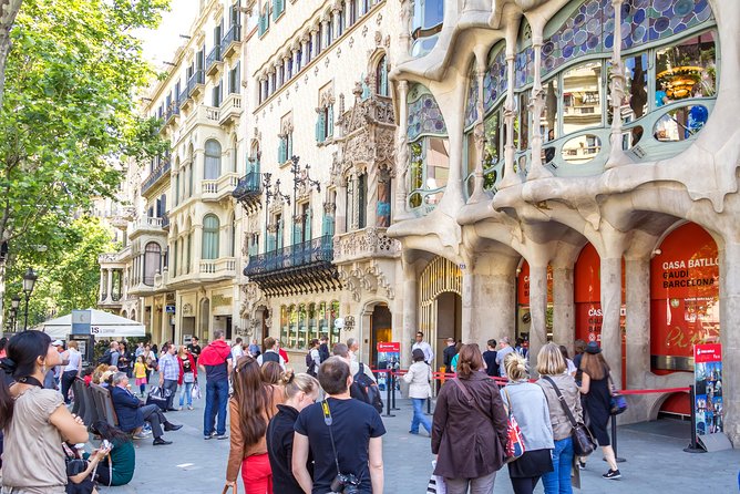Barcelona Highlights & Montserrat with Port or Hotel Pick Up - What the guide and vehicle add