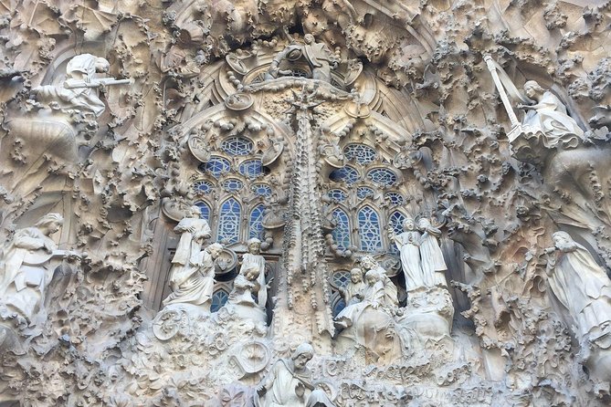 Barcelona: Highlights of Sagrada Familia Max 6 People Guided Tour - Entering Gaudí’s unfinished masterpiece