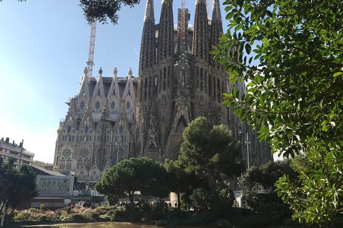 Barcelona: Highlights of Sagrada Familia Max 6 People Guided Tour - What skip-the-line entry is really worth