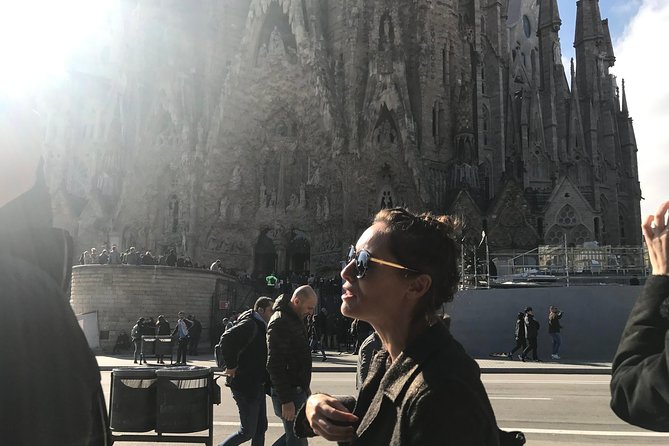Barcelona: Highlights of Sagrada Familia Max 6 People Guided Tour - Dress for a place of worship